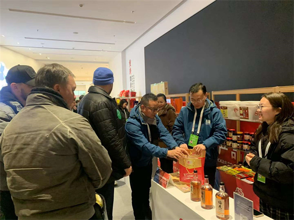 “百年伴神-川味好調料”參加渝俄經濟洽談會暨產品展銷會，零距離和俄羅斯客商交流洽談。和世界接軌，從重慶出發！