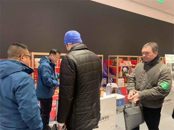 “百年伴神-川味好調料”參加渝俄經濟洽談會暨產品展銷會，零距離和俄羅斯客商交流洽談。和世界接軌，從重慶出發！