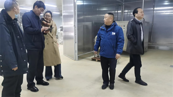 3月8日ri，新xin疆jiang喀ka什shen地di區qu中zhong亞ya南nan亞ya工gong業ye園yuan區qu管guan委wei會hui副fu主zhu任ren滿man琦qi均jun一yi行xing走zou進jin萬wan州zhou，走zou進jin百bai年nian伴ban神shen十shi萬wan級ji淨jing化hua車che間jian，了le解jie百bai年nian伴ban神shen調tiao味wei品pin生sheng產chan工gong藝yi流liu程cheng，調tiao研yan商shang討tao在zai喀ka什shen地di區qu創chuang建jian百bai年nian伴ban神shen川chuan味wei調tiao料liao基ji地di，打da開kai中zhong亞ya南nan亞ya調tiao味wei市shi場chang，響xiang應ying國guo家jia號hao召zhao，弘hong揚yang絲si路lu精jing神shen!