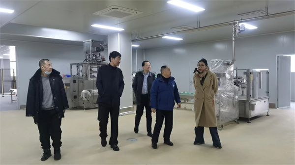 3月8日ri，新xin疆jiang喀ka什shen地di區qu中zhong亞ya南nan亞ya工gong業ye園yuan區qu管guan委wei會hui副fu主zhu任ren滿man琦qi均jun一yi行xing走zou進jin萬wan州zhou，走zou進jin百bai年nian伴ban神shen十shi萬wan級ji淨jing化hua車che間jian，了le解jie百bai年nian伴ban神shen調tiao味wei品pin生sheng產chan工gong藝yi流liu程cheng，調tiao研yan商shang討tao在zai喀ka什shen地di區qu創chuang建jian百bai年nian伴ban神shen川chuan味wei調tiao料liao基ji地di，打da開kai中zhong亞ya南nan亞ya調tiao味wei市shi場chang，響xiang應ying國guo家jia號hao召zhao，弘hong揚yang絲si路lu精jing神shen!