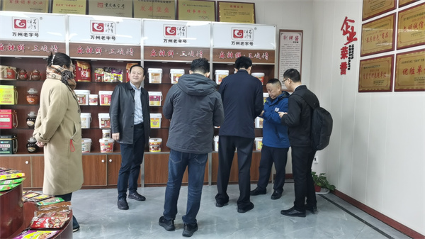 3月8日ri，新xin疆jiang喀ka什shen地di區qu中zhong亞ya南nan亞ya工gong業ye園yuan區qu管guan委wei會hui副fu主zhu任ren滿man琦qi均jun一yi行xing走zou進jin萬wan州zhou，走zou進jin百bai年nian伴ban神shen十shi萬wan級ji淨jing化hua車che間jian，了le解jie百bai年nian伴ban神shen調tiao味wei品pin生sheng產chan工gong藝yi流liu程cheng，調tiao研yan商shang討tao在zai喀ka什shen地di區qu創chuang建jian百bai年nian伴ban神shen川chuan味wei調tiao料liao基ji地di，打da開kai中zhong亞ya南nan亞ya調tiao味wei市shi場chang，響xiang應ying國guo家jia號hao召zhao，弘hong揚yang絲si路lu精jing神shen!