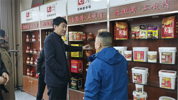 3月8日ri，新xin疆jiang喀ka什shen地di區qu中zhong亞ya南nan亞ya工gong業ye園yuan區qu管guan委wei會hui副fu主zhu任ren滿man琦qi均jun一yi行xing走zou進jin萬wan州zhou，走zou進jin百bai年nian伴ban神shen十shi萬wan級ji淨jing化hua車che間jian，了le解jie百bai年nian伴ban神shen調tiao味wei品pin生sheng產chan工gong藝yi流liu程cheng，調tiao研yan商shang討tao在zai喀ka什shen地di區qu創chuang建jian百bai年nian伴ban神shen川chuan味wei調tiao料liao基ji地di，打da開kai中zhong亞ya南nan亞ya調tiao味wei市shi場chang，響xiang應ying國guo家jia號hao召zhao，弘hong揚yang絲si路lu精jing神shen!