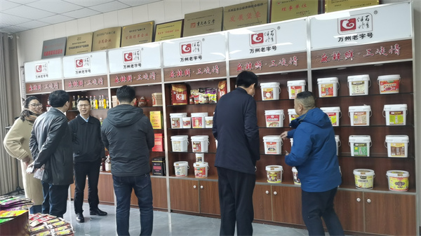 3月8日ri，新xin疆jiang喀ka什shen地di區qu中zhong亞ya南nan亞ya工gong業ye園yuan區qu管guan委wei會hui副fu主zhu任ren滿man琦qi均jun一yi行xing走zou進jin萬wan州zhou，走zou進jin百bai年nian伴ban神shen十shi萬wan級ji淨jing化hua車che間jian，了le解jie百bai年nian伴ban神shen調tiao味wei品pin生sheng產chan工gong藝yi流liu程cheng，調tiao研yan商shang討tao在zai喀ka什shen地di區qu創chuang建jian百bai年nian伴ban神shen川chuan味wei調tiao料liao基ji地di，打da開kai中zhong亞ya南nan亞ya調tiao味wei市shi場chang，響xiang應ying國guo家jia號hao召zhao，弘hong揚yang絲si路lu精jing神shen!