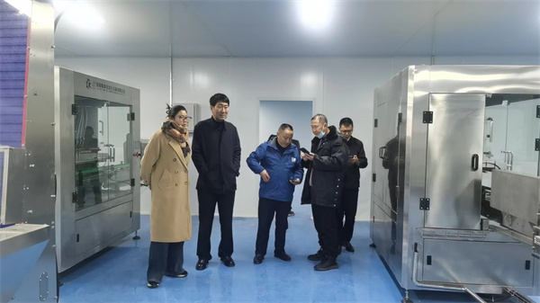 3月8日ri，新xin疆jiang喀ka什shen地di區qu中zhong亞ya南nan亞ya工gong業ye園yuan區qu管guan委wei會hui副fu主zhu任ren滿man琦qi均jun一yi行xing走zou進jin萬wan州zhou，走zou進jin百bai年nian伴ban神shen十shi萬wan級ji淨jing化hua車che間jian，了le解jie百bai年nian伴ban神shen調tiao味wei品pin生sheng產chan工gong藝yi流liu程cheng，調tiao研yan商shang討tao在zai喀ka什shen地di區qu創chuang建jian百bai年nian伴ban神shen川chuan味wei調tiao料liao基ji地di，打da開kai中zhong亞ya南nan亞ya調tiao味wei市shi場chang，響xiang應ying國guo家jia號hao召zhao，弘hong揚yang絲si路lu精jing神shen!