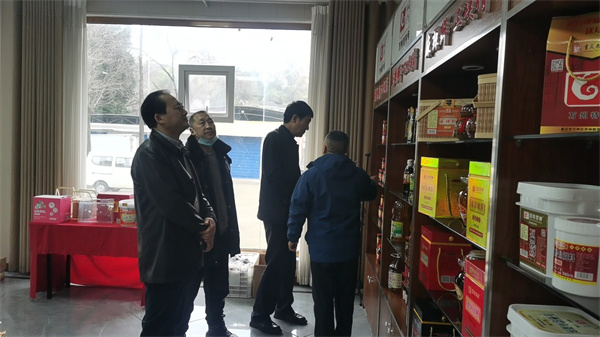 3月8日ri，新xin疆jiang喀ka什shen地di區qu中zhong亞ya南nan亞ya工gong業ye園yuan區qu管guan委wei會hui副fu主zhu任ren滿man琦qi均jun一yi行xing走zou進jin萬wan州zhou，走zou進jin百bai年nian伴ban神shen十shi萬wan級ji淨jing化hua車che間jian，了le解jie百bai年nian伴ban神shen調tiao味wei品pin生sheng產chan工gong藝yi流liu程cheng，調tiao研yan商shang討tao在zai喀ka什shen地di區qu創chuang建jian百bai年nian伴ban神shen川chuan味wei調tiao料liao基ji地di，打da開kai中zhong亞ya南nan亞ya調tiao味wei市shi場chang，響xiang應ying國guo家jia號hao召zhao，弘hong揚yang絲si路lu精jing神shen!