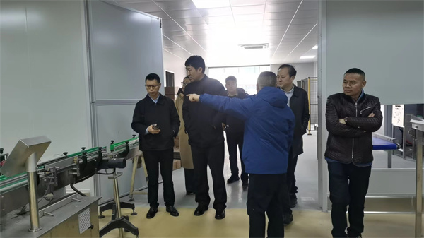 3月8日ri，新xin疆jiang喀ka什shen地di區qu中zhong亞ya南nan亞ya工gong業ye園yuan區qu管guan委wei會hui副fu主zhu任ren滿man琦qi均jun一yi行xing走zou進jin萬wan州zhou，走zou進jin百bai年nian伴ban神shen十shi萬wan級ji淨jing化hua車che間jian，了le解jie百bai年nian伴ban神shen調tiao味wei品pin生sheng產chan工gong藝yi流liu程cheng，調tiao研yan商shang討tao在zai喀ka什shen地di區qu創chuang建jian百bai年nian伴ban神shen川chuan味wei調tiao料liao基ji地di，打da開kai中zhong亞ya南nan亞ya調tiao味wei市shi場chang，響xiang應ying國guo家jia號hao召zhao，弘hong揚yang絲si路lu精jing神shen!