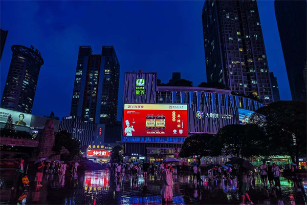 因為一道味，愛上一座城！“百年伴神”牌麻辣鮮，“百年伴神”牌萬州烤魚調料廣告宣傳片走進重慶主城黃金旺鋪商區，在江北觀音橋大融城500平米LED大屏全天候播放！伴神一生，伴君一世！