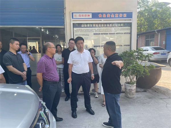 萬州區副區長喬乾麟，天城街道牟維綱主任及萬州區應急局領導來伴神釀造檢查安全工作並提出指導意見！以安全為大任，防災患於未然，是伴神釀造神聖的責任和永恒的追求！