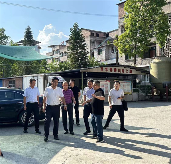 萬州區副區長喬乾麟，天城街道牟維綱主任及萬州區應急局領導來伴神釀造檢查安全工作並提出指導意見！以安全為大任，防災患於未然，是伴神釀造神聖的責任和永恒的追求！