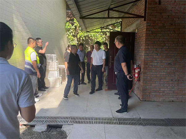 萬州區副區長喬乾麟，天城街道牟維綱主任及萬州區應急局領導來伴神釀造檢查安全工作並提出指導意見！以安全為大任，防災患於未然，是伴神釀造神聖的責任和永恒的追求！