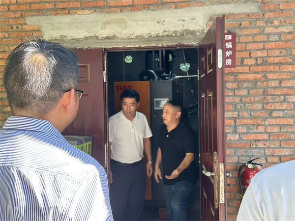 萬州區副區長喬乾麟，天城街道牟維綱主任及萬州區應急局領導來伴神釀造檢查安全工作並提出指導意見！以安全為大任，防災患於未然，是伴神釀造神聖的責任和永恒的追求！