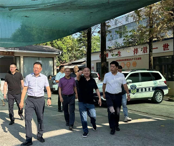 萬州區副區長喬乾麟，天城街道牟維綱主任及萬州區應急局領導來伴神釀造檢查安全工作並提出指導意見！以安全為大任，防災患於未然，是伴神釀造神聖的責任和永恒的追求！