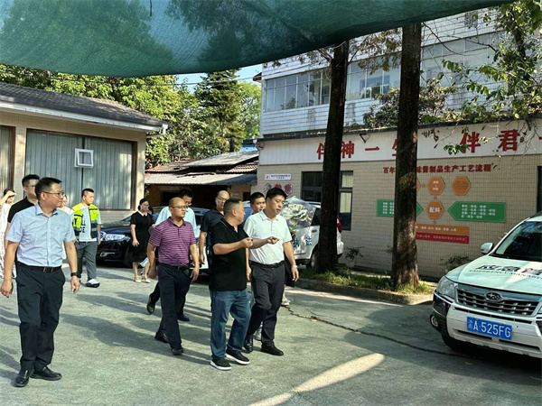 萬州區副區長喬乾麟，天城街道牟維綱主任及萬州區應急局領導來伴神釀造檢查安全工作並提出指導意見！以安全為大任，防災患於未然，是伴神釀造神聖的責任和永恒的追求！