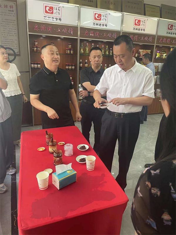 萬州區人大常委會副主任譚方培、許明雲、駱繼軍及萬州區人民政府副區長顏森等領導調研伴神釀造品牌建設情況！