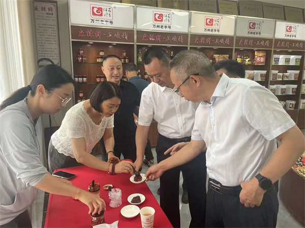 萬州區人大常委會副主任譚方培、許明雲、駱繼軍及萬州區人民政府副區長顏森等領導調研伴神釀造品牌建設情況！