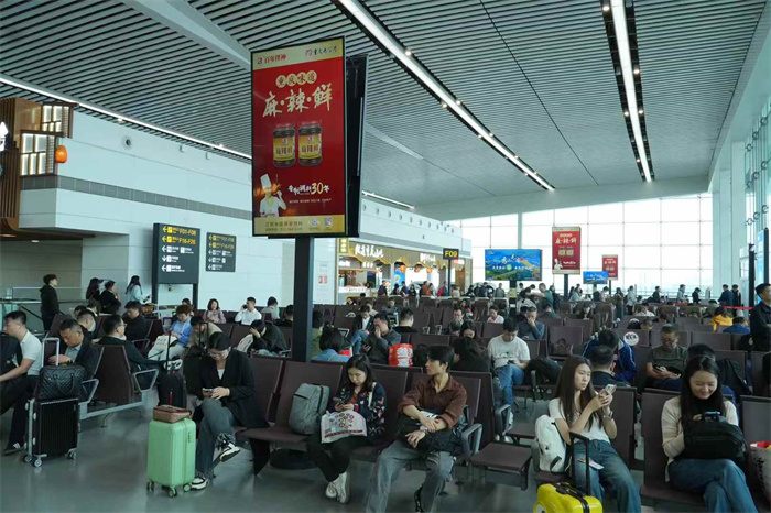 重慶老字號品牌—百年伴神牌麻辣鮮，萬州烤魚調料走進重慶江北國際機場候機大廳。萬州味道正在走出萬州，走進重慶，走向全國！