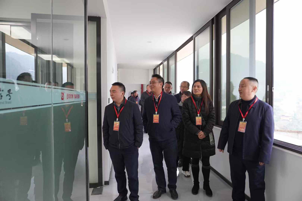 萬州區天城街道黨工委陳書記，街道大人廖主席及天城街道全體議事代表一行調研伴神釀造